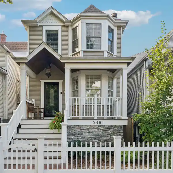 DESIGNER KITCHEN MASTERPIECE ANCHORED BY TIMELESS DETAIL