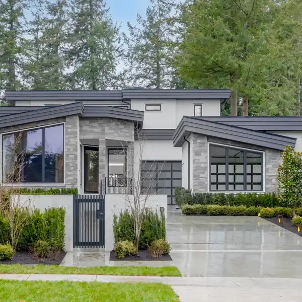 MASTERFULLY CRAFTED COASTAL-MODERN RESIDENCE