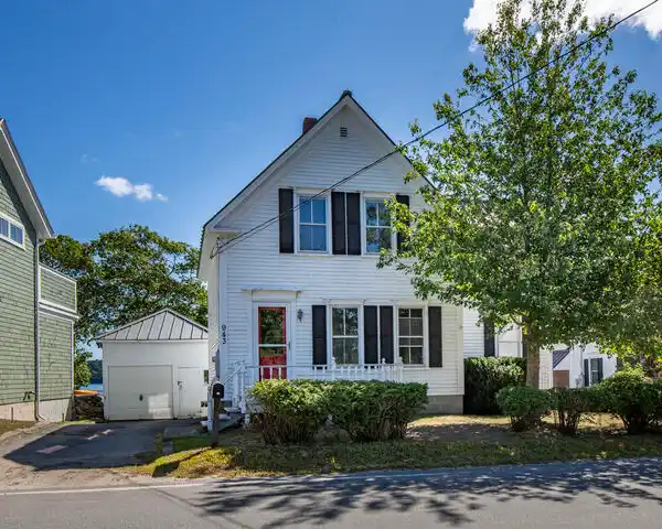 CLASSIC NEW ENGLANDER IN CUNDY’S HARBOR VILLAGE