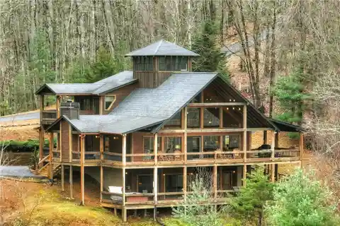 Serenity and Grandeur in a Private Mountain Community