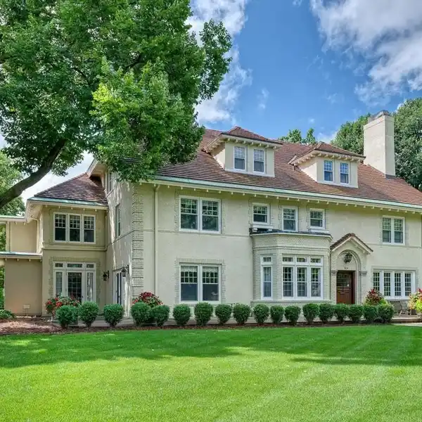 SUMPTUOUS AND ELEGANT MASTERPIECE