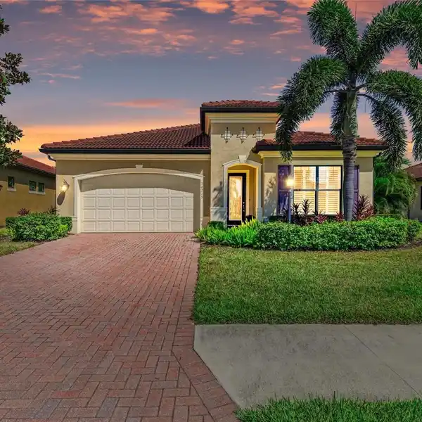 BEAUTIFULLY UPGRADED HOME IN ROSEDALE GOLF & COUNTRY CLUB