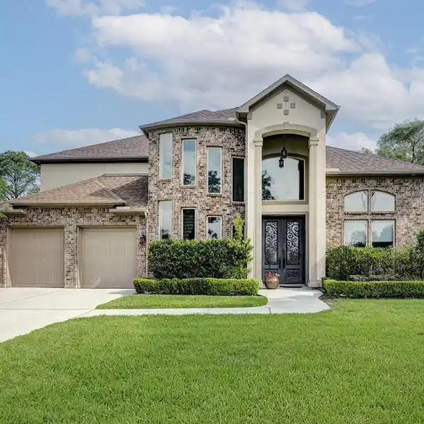 STUNNING HOME IN THE DESIRABLE NEIGHBORHOOD OF NOTTINGHAM WEST