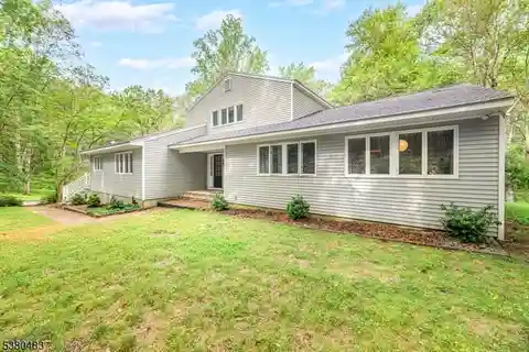 Distinctive Five-Acre Retreat