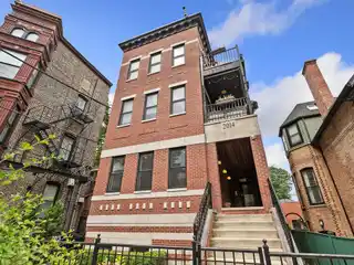 Stunning Extra Wide Duplex Down in Lincoln Park