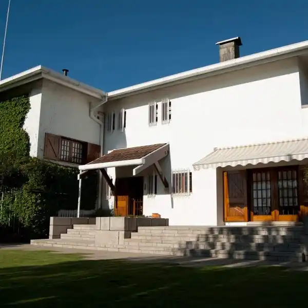 ELEGANT FOUR-FRONT VILLA SURROUNDED BY LUSH GARDENS