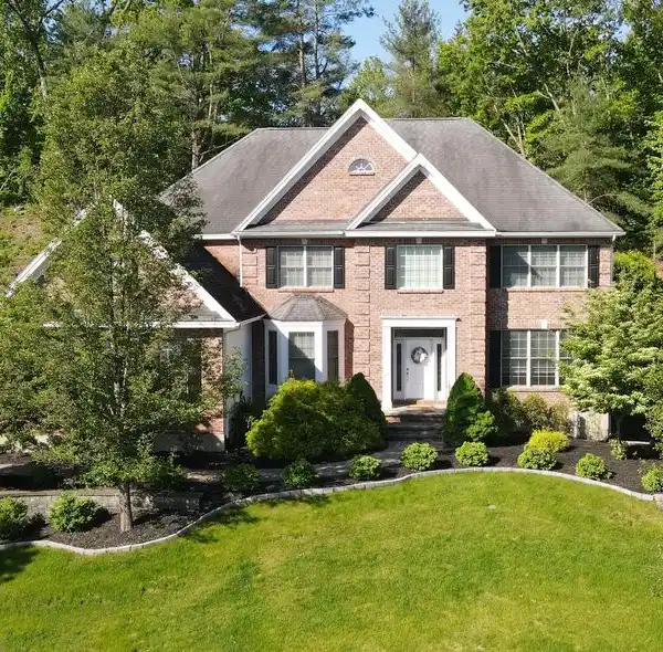 EXQUISITE CUSTOM ESTATE IN PRESTIGIOUS PRESCOTT WOODS