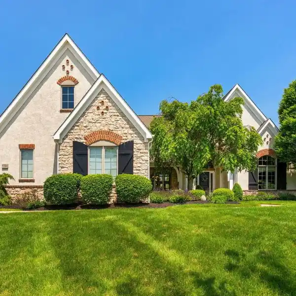 EXCEPTIONAL HOME OFFERING ELEGANCE AND PRIVACY