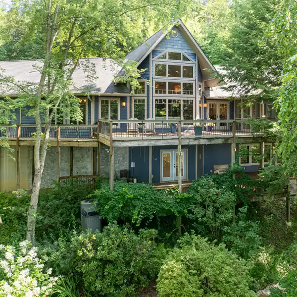 PRIVATE MOUNTAIN OASIS WITH SPACIOUS OPEN LIVING