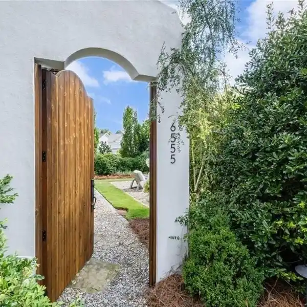 CUSTOM-DESIGNED LUXURY MASTERPIECE