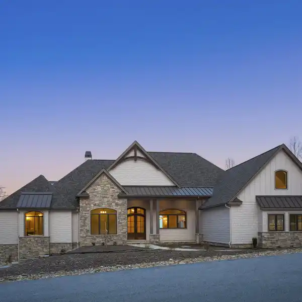 NEW LUXURY CONSTRUCTION WITH PANORAMIC MOUNTAIN VIEWS