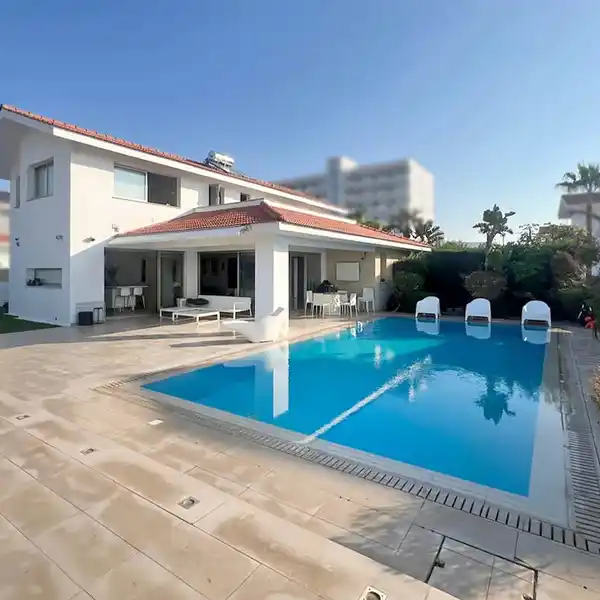 EXCEPTIONAL BEACHFRONT HOUSE