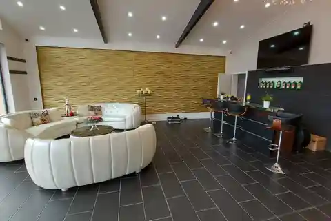 Villa with Exclusive Furnishings in a Fantastic Lakeside Location