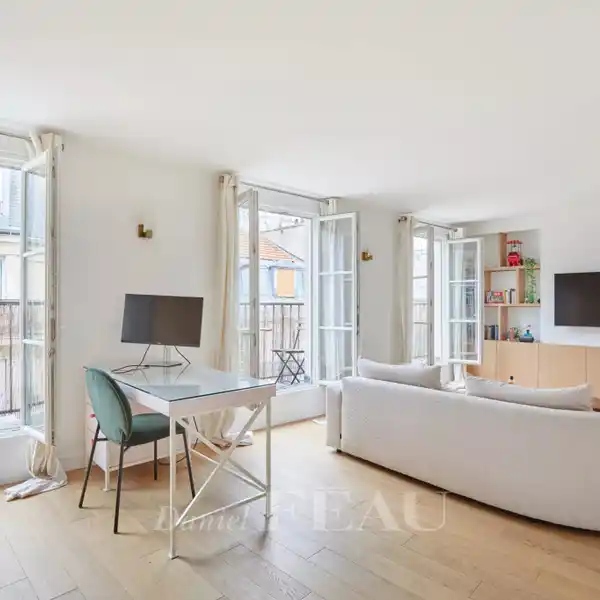 IMMACULATE APARTMENT IN A DESIRABLE BUILDING