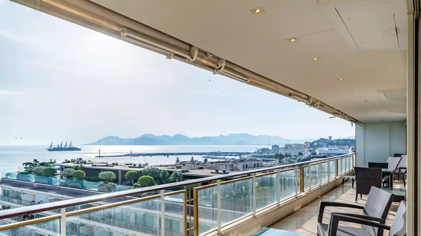 Magnificent Apartment in Renowned Residence