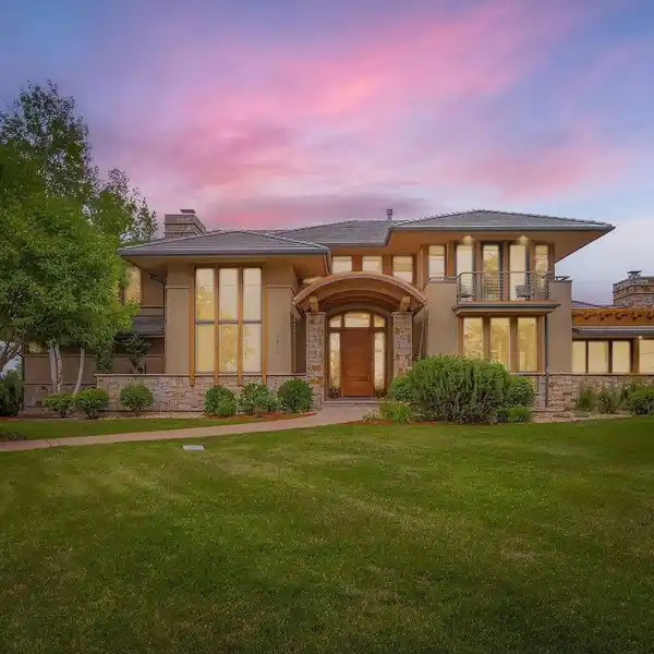 EXCEPTIONAL RESIDENCE ON A QUIET CUL-DE-SAC