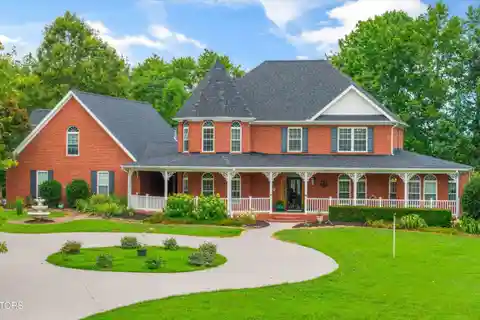 Timeless Farmhouse-Style Retreat