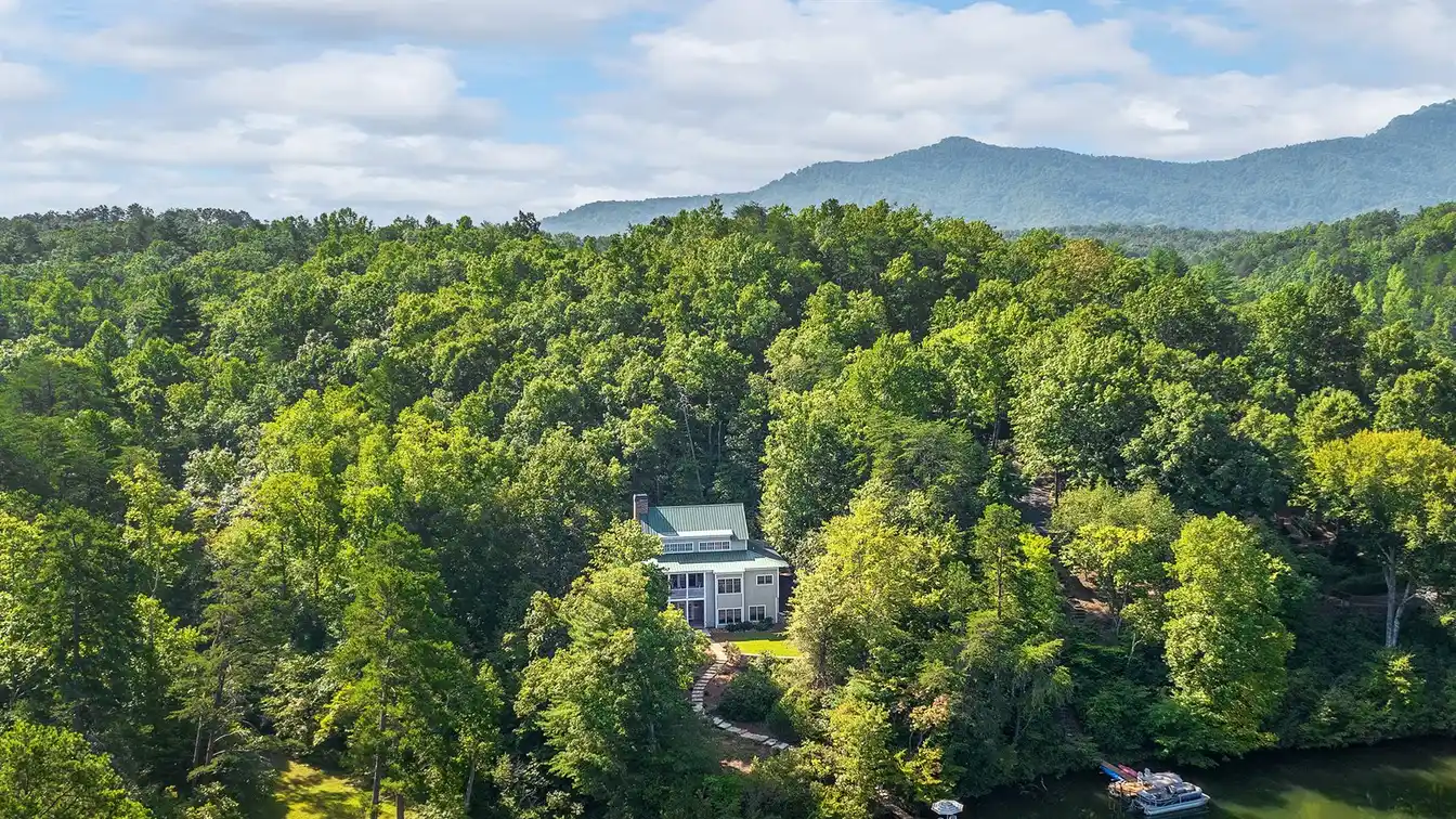 Idyllic Lakefront Home
