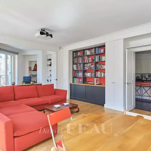 CLASSIC ELEGANCE MEETS LATIN QUARTER LIFESTYLE