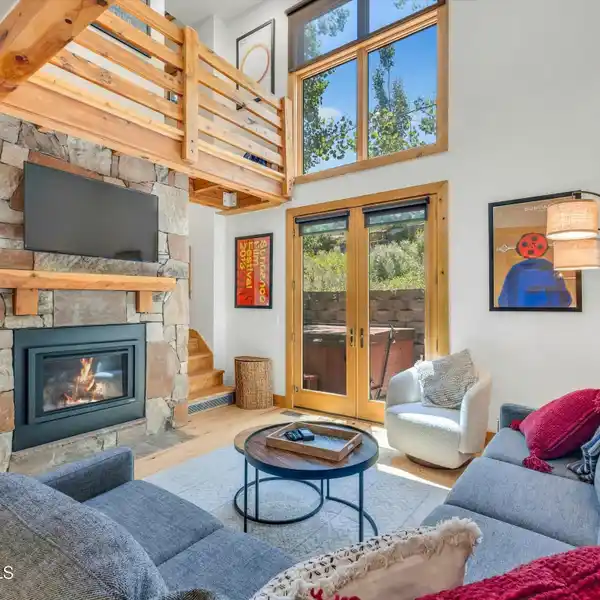 MOVE-IN READY TOWNHOME IN THE HIGHLY DESIRABLE PORTICO COMMUNITY