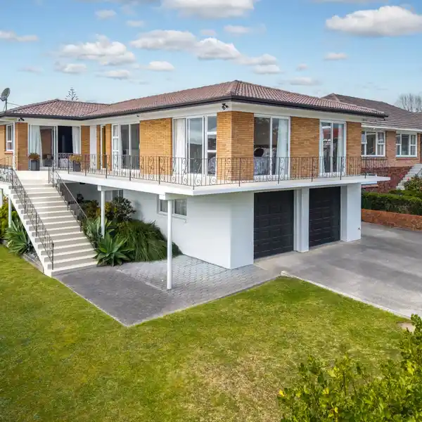 FAMILY LIVING WITH CITY VIEWS