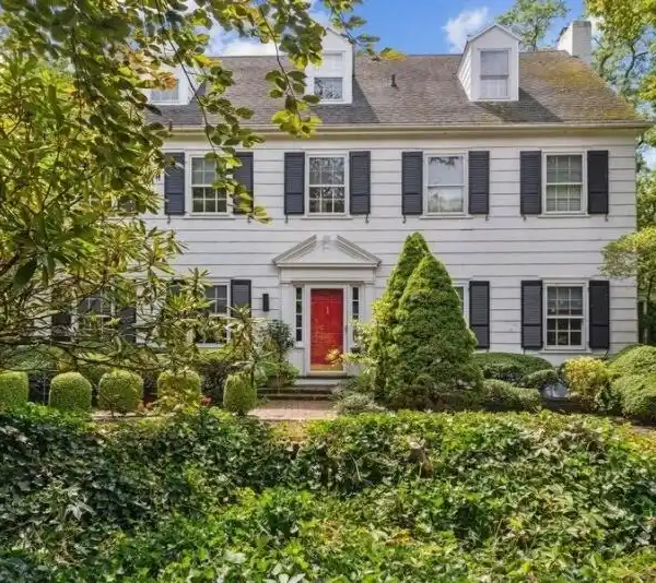 ELEGANT AND SPACIOUS CLASSIC COLONIAL