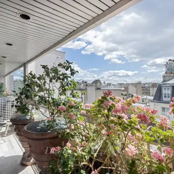 LIGHT-FILLED APARTMENT WITH LANDMARK VIEWS