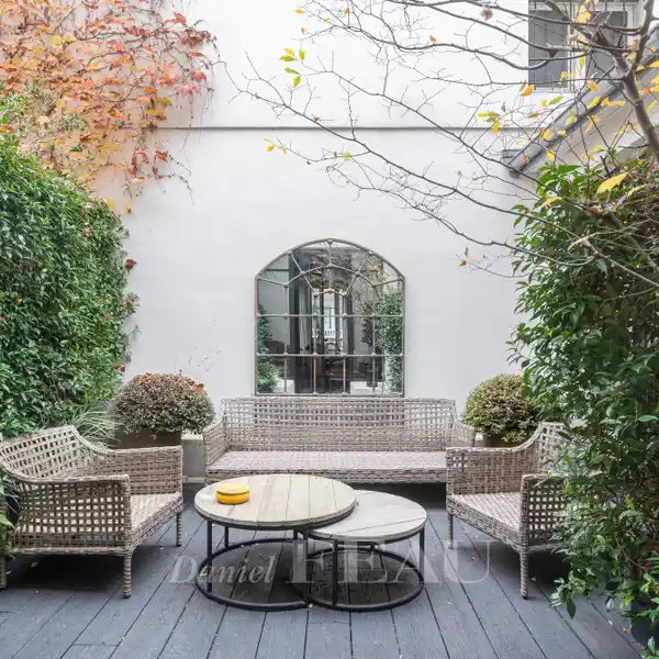 RENOVATED PROPERTY ON A PRIVATE STREET