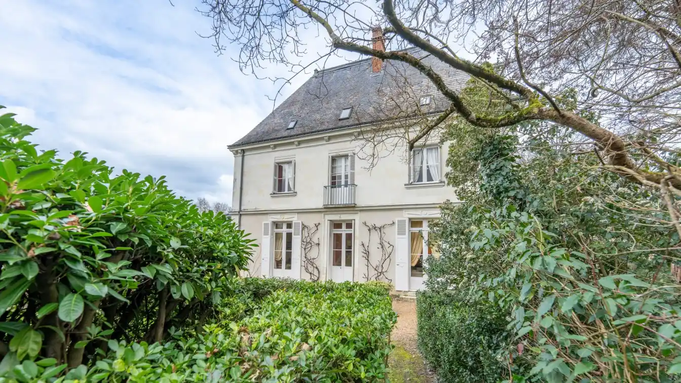 Rare Character Property at the Gates of Tours