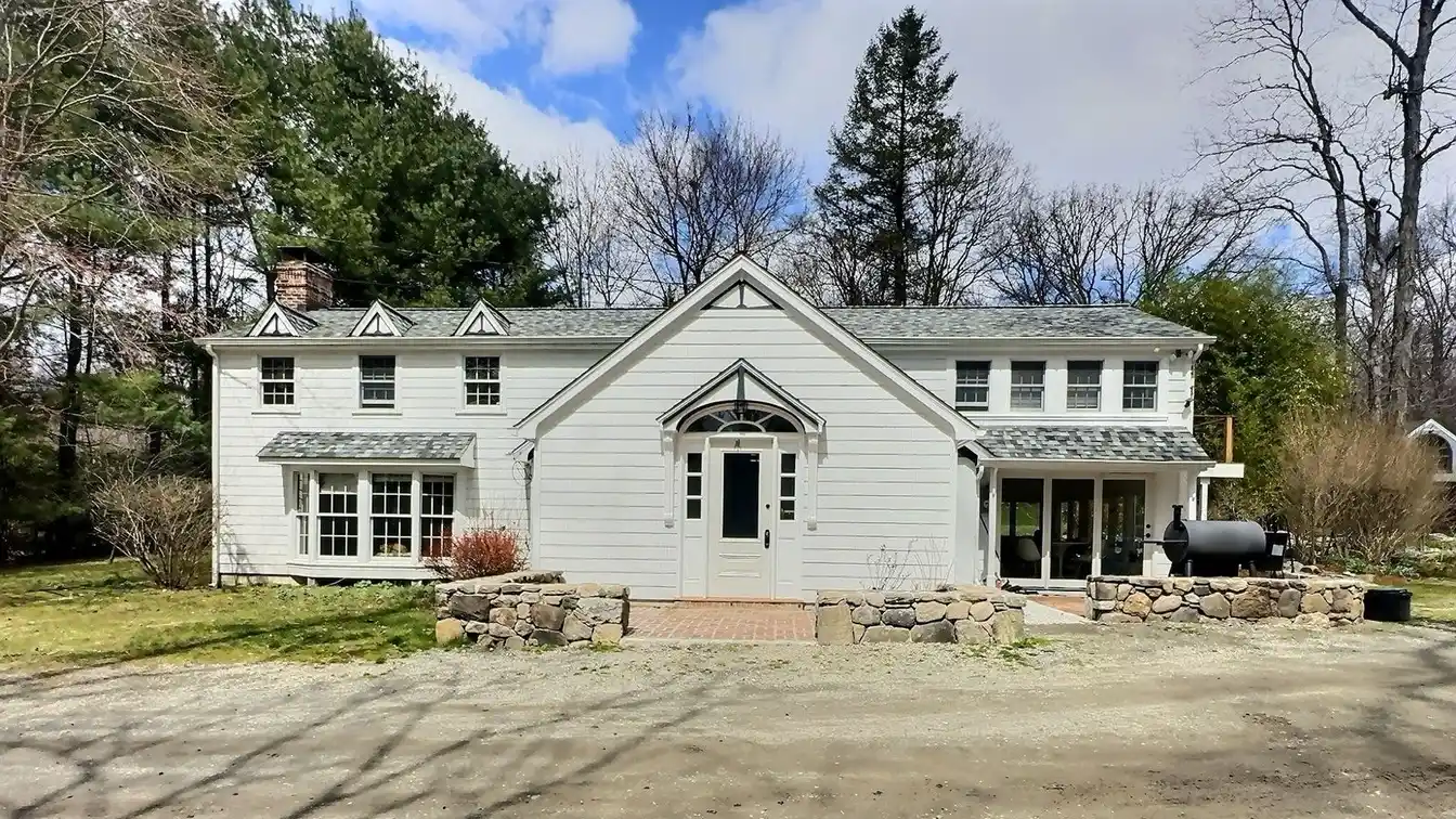 Turn-key Country Cottage in South Wilton