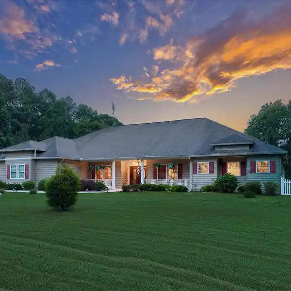 MAGNIFICENT CUSTOM-BUILT RANCH-STYLE FARMETTE