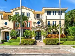 Courtyard Townhome in an Exclusive Enclave