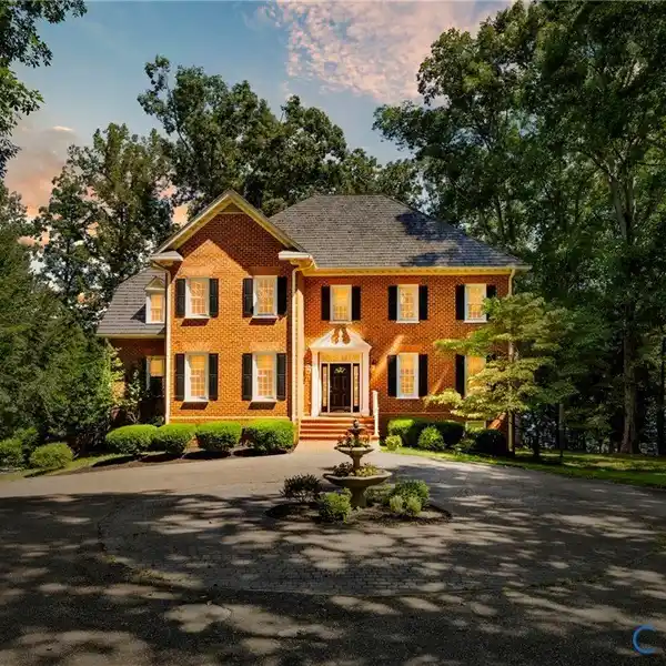 WATERFRONT ELEGANCE ON WOODLAND POND