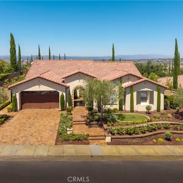 EXCLUSIVE ESTATE WITH ENTERTAINER’S BACKYARD