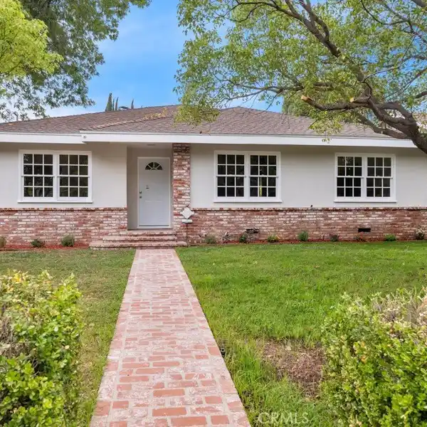 BEAUTIFUL HOME WITH A BRAND NEW ACCESSORY UNIT