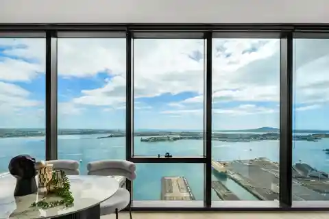 Sky-High Luxury with Panoramic Harbour Views