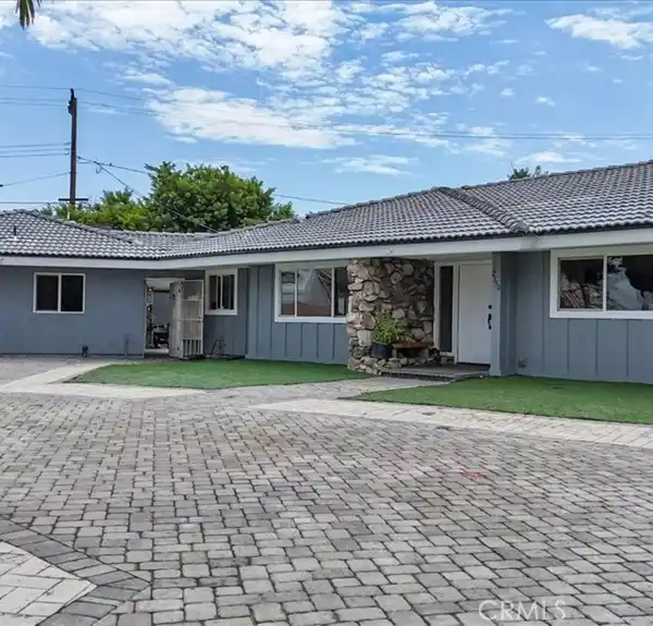 RANCH-STYLE HOME WITH ACCESSORY UNIT