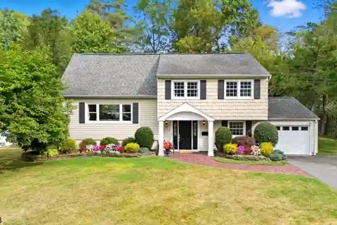 Bright, Open Floorplan in New Providence