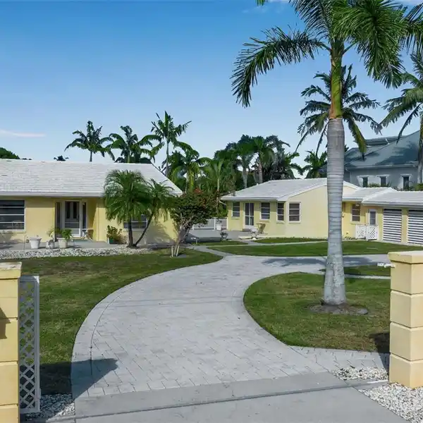 ISLAND CHARM WITH PRIVATE GUEST RETREAT