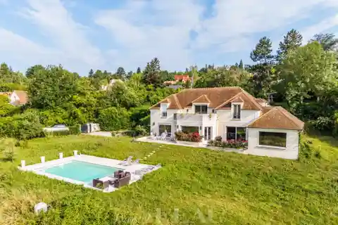 Gracious Home with Pool