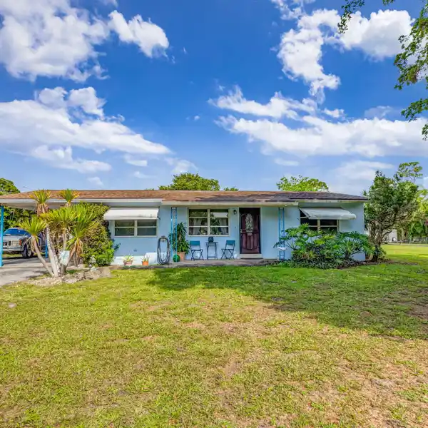 COUNTRY LIVING IN THE HEART OF PALM BEACH GARDENS