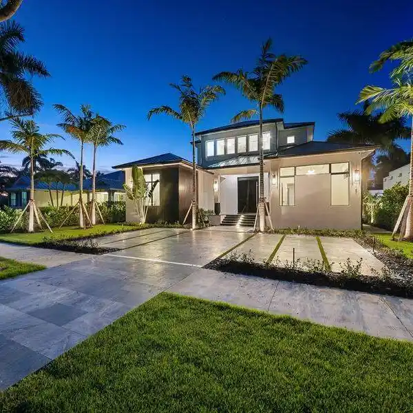 GORGEOUS NEW SMART HOME IN THE HEART OF DOWNTOWN NAPLES