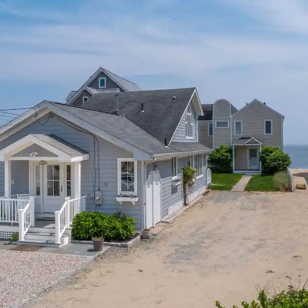 STUNNING BEACH HOUSE