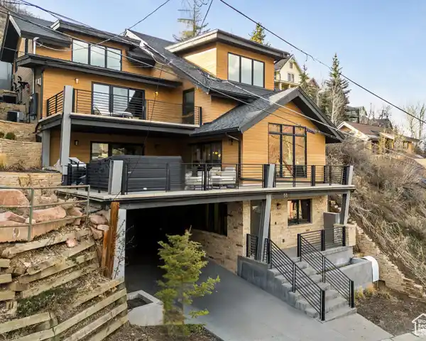 ELEGANT CONTEMPORARY RESIDENCE