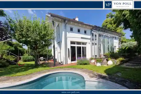 Modern Architecture and Clear Lines: Dream House with Plenty of Privacy and Exclusive Amenities