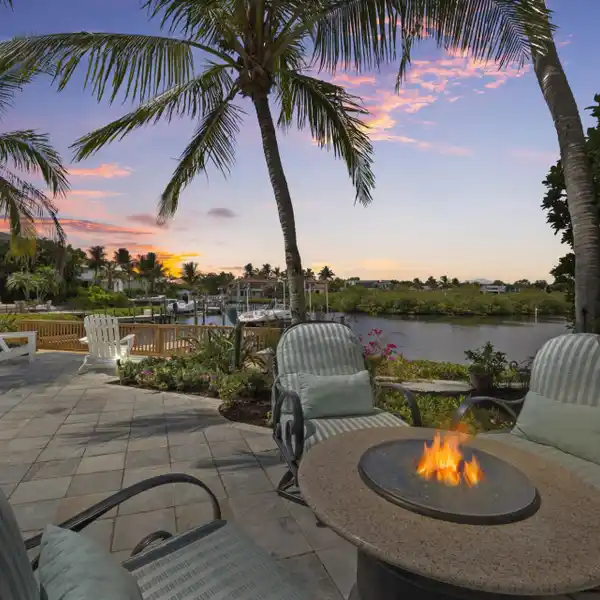 CONTEMPORARY WATERFRONT VILLA WITH UNRIVALED OPEN VIEWS