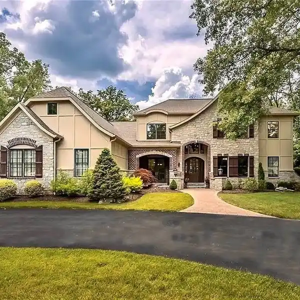 CASUAL ELEGANCE ON A PICTURESQUE ACRE