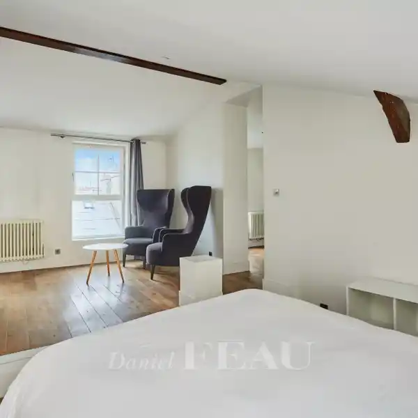 RENOVATED TOP-FLOOR STUDIO IN THE HEART OF SAINT GERMAIN DES PRéS