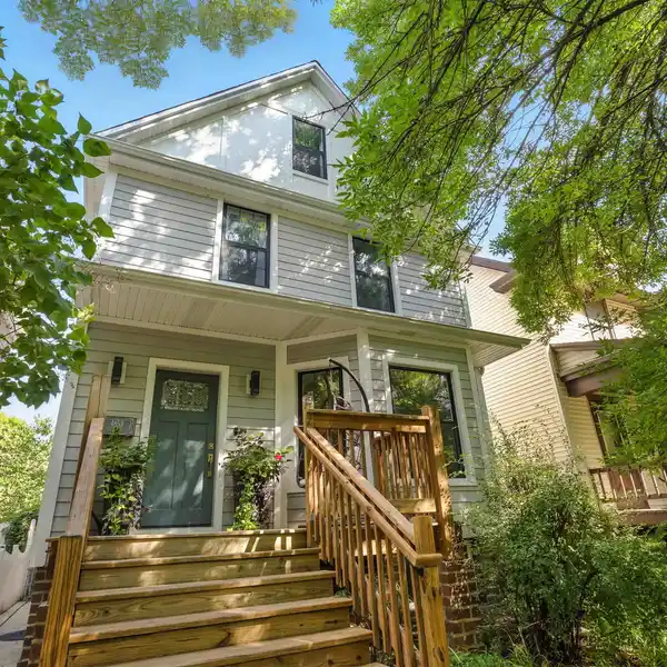 STUNNING AND SPACIOUS HOME IN LINCOLN SQUARE