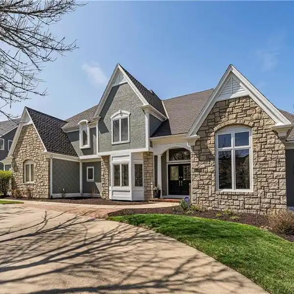 EXCELLENT HOME IN OUTSTANDING LOCATION